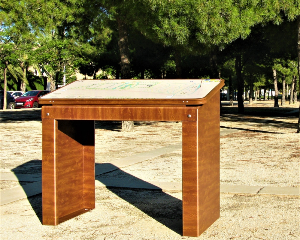 Atril modelo Ribera, fabricado en madera contrachapada