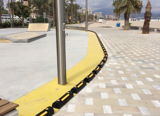 La Concejalía de Urbanismo de Alicante ha encomendado a Akra-Señal, la instalación de elementos de caucho para evitar que los monopatines salgan despedidos fuera del Skate Plaza de la Avenida de Niza.