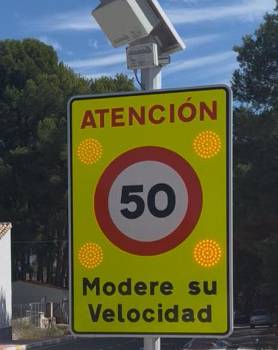 Señales de Alta Visibilidad Reforzadas con Focos y DETECCION DE VELOCIDAD