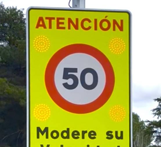 Señales de Alta Visibilidad Reforzadas con Focos y DETECCION DE VELOCIDAD