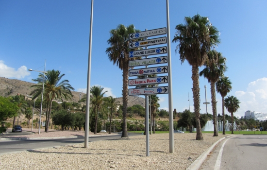 Akra-Señal lleva a cabo la renovación de la señalización informativa turística el vial de Sociedad Parques Temáticos de Benidorm.