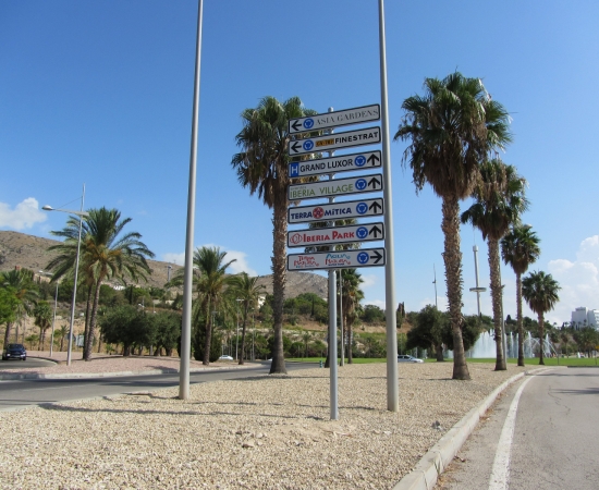 Akra-Señal lleva a cabo la renovación de la señalización informativa turística el vial de Sociedad Parques Temáticos de Benidorm.